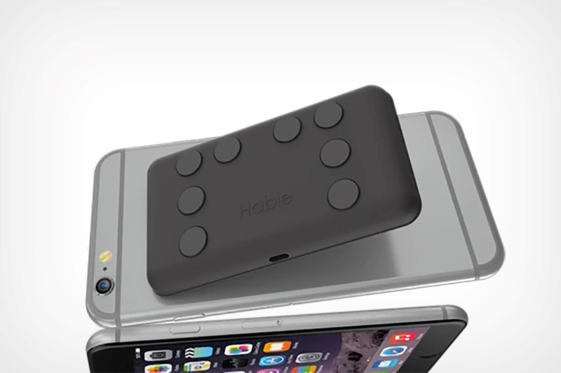 Hable One é um teclado especial que serve para ajudar deficientes visuais a escrever e enviar mensagens em braille, direto no smartphone. Esse produto foi o vencedor do Prêmio de Inovação de Philips e é algo que, tenho certeza, seria útil para milhares de pessoas ao redor do mundo.