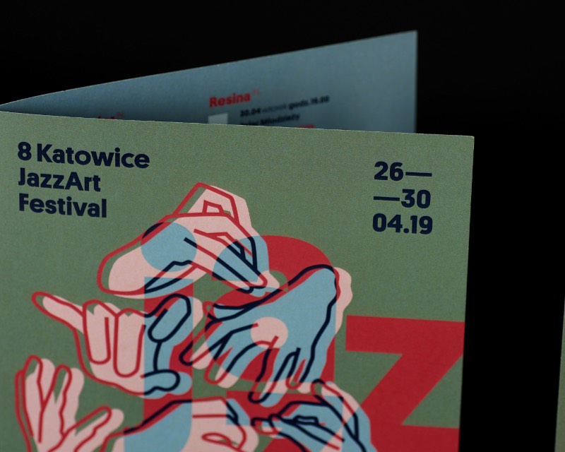 Depois da edição de 2018 do Katowice JazzArt Festival cuja identidade visual era composta de fogo e muitas chamas, a ideia da edição de 2019 foi a de apontar para uma direção diferente. Foi isso que a designer polonesa Marta Gawin teve que considerar quando começou a rascunhar algumas ideias para esse festival de jazz. Foi assim que uma estética iluminada pela lua surgiu. Um visual sonhador, onírico e cheio de energia criativa.