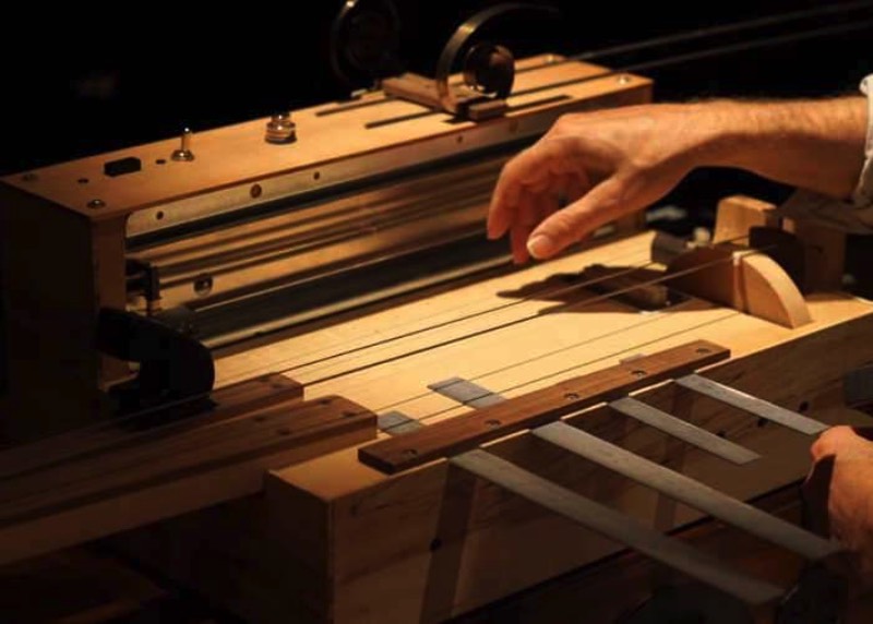 Talvez, o Apprehension Engine seja o instrumento musical mais assustador da história. E isso foi feito de propósito já que esse instrumento único foi encomendado por Mark Korven com a intenção de criar uma sonoridade especial nas trilhas sonoras de filmes de terror que ele compõe.