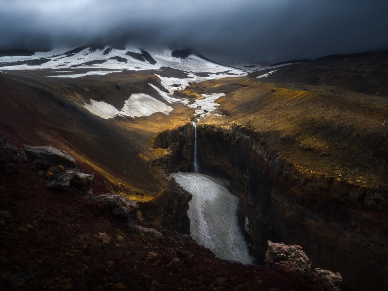 Quando Isabella Tabacchi resolveu desbravar as belezas naturais da península de Kamchatka, ela queria descobrir uma paisagem natural inédita. Uma paisagem que só é quebrada quando pequenas vilas e a cidade de Petropavlovsk-Kam?atskij aparecem no horizonte. Fora isso, tudo é composto de uma beleza natural não tocada pela mão do homem. São florestas gigantes e volcões que parecem um cenário de filme.