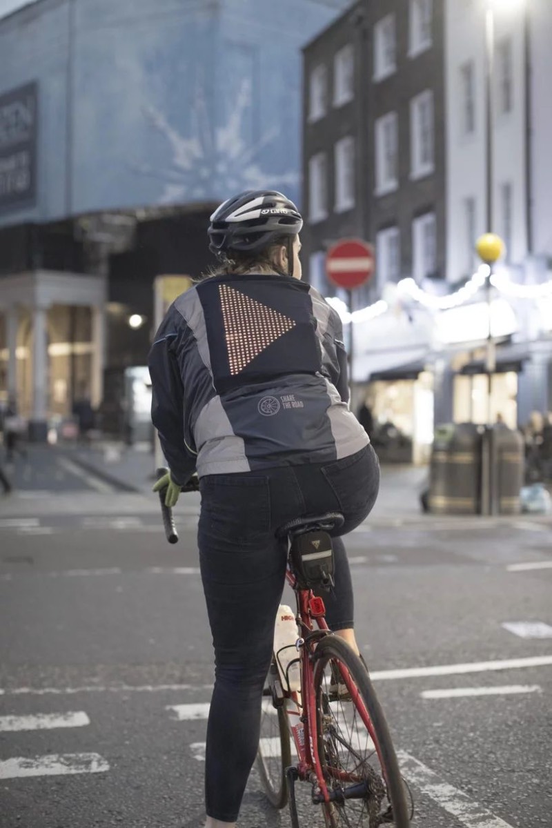 Por mais que a Ford seja conhecida pelos seus carros, essa é a empresa responsável pela Emoji Jacket com a finalidade de ajudar ciclistas a ficarem mais seguros pelas ruas das cidades. A jaqueta vem com um grande painel de led nas costas e, é lá que você apresenta seu humor e se comunica com os motoristas ao seu redor. 