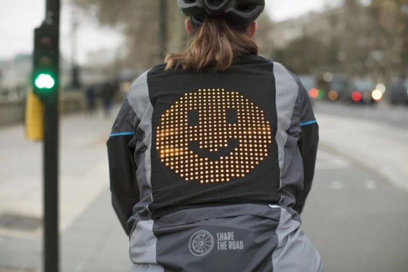 Por mais que a Ford seja conhecida pelos seus carros, essa é a empresa responsável pela Emoji Jacket com a finalidade de ajudar ciclistas a ficarem mais seguros pelas ruas das cidades. A jaqueta vem com um grande painel de led nas costas e, é lá que você apresenta seu humor e se comunica com os motoristas ao seu redor. 