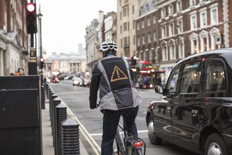 Por mais que a Ford seja conhecida pelos seus carros, essa é a empresa responsável pela Emoji Jacket com a finalidade de ajudar ciclistas a ficarem mais seguros pelas ruas das cidades. A jaqueta vem com um grande painel de led nas costas e, é lá que você apresenta seu humor e se comunica com os motoristas ao seu redor. 