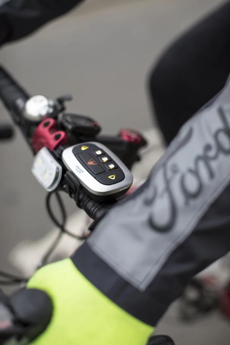 Por mais que a Ford seja conhecida pelos seus carros, essa é a empresa responsável pela Emoji Jacket com a finalidade de ajudar ciclistas a ficarem mais seguros pelas ruas das cidades. A jaqueta vem com um grande painel de led nas costas e, é lá que você apresenta seu humor e se comunica com os motoristas ao seu redor. 