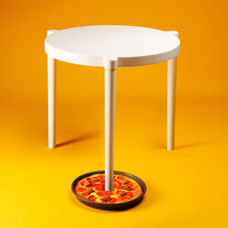 Devido a uma colaboração particular entre a Ikea e Pizza Hut, você já pode comprar uma versão em tamanho real daquelas pequenas mesas que protegem sua pizza de ser amassada e grudar na embalagem. Isso é de verdade, você leu certo. O único problema é que você precisa estar em Hong Kong para que essa compra seja possível, o que pode ser um problema.