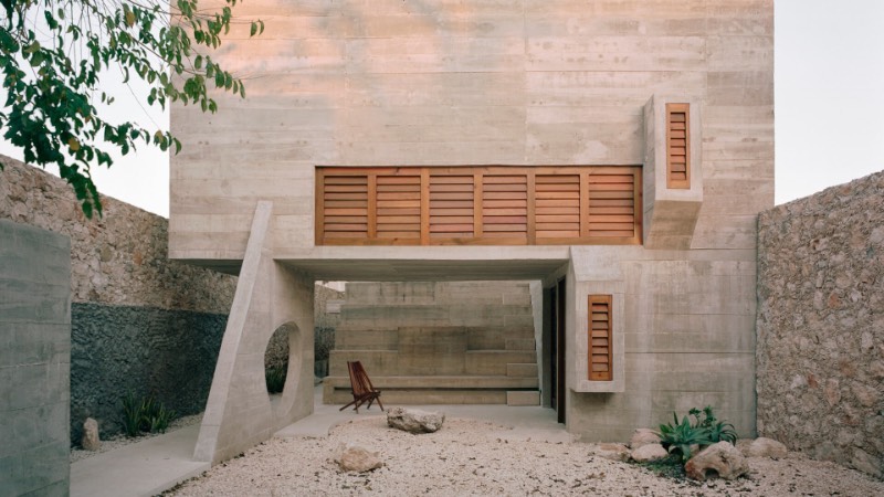 Recentemente, o arquiteto mexicano Ludwig Godefroy trabalhou com um projeto que acabou levando a criação da Casa Merida. Essa é uma residência para uma família localizada no centro histórico da cidade de Mérida, na capital do estado mexicano de Yucatán. Esse é um projeto residencial bem especial por suas proporções, suas referências visuais e o material utilizado no projeto.