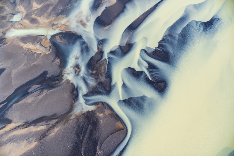Durante as visitas que o fotógrafo austríaco Stefan Brenner fez a Islândia, ele passou a desenvolver um interesse visual as diferentes formas que a natureza tomava ao seu redor. Sempre documentando tudo ao seu redor, ele fotografou tudo aquilo que ele via.
