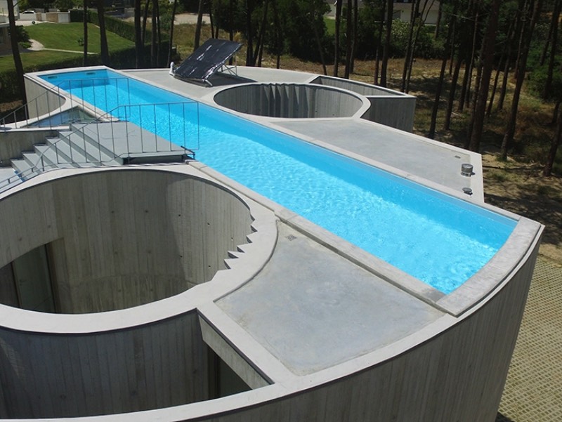 A Casa Trevo é o mais novo trabalho do pessoal do Double O Studio. A construção é feita de uma série de formas de concreto e é coroada no seu último andar com uma piscina. Localizada na região de Aroeira, em Portugal, a Casa Trevo foi construída em um terreno arenoso, cercado de pinheiros e de frente para o Oceano Atlântico. E recebeu o nome devido a sua forma geométrica inusitada.