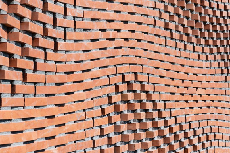 Para construir a fachada de tijolos da Vinícola Kitrvs foram necessários 13.596 tijolos que foram posicionados no lugar certo através de um sistema de visualização de realidade aumentada e design interativo. Tudo isso foi para de um projeto experimental da ETH Zurich que envolveu alguns pedreiros na Grécia e o resultado você pode ver nas imagens e vídeo logo abaixo.