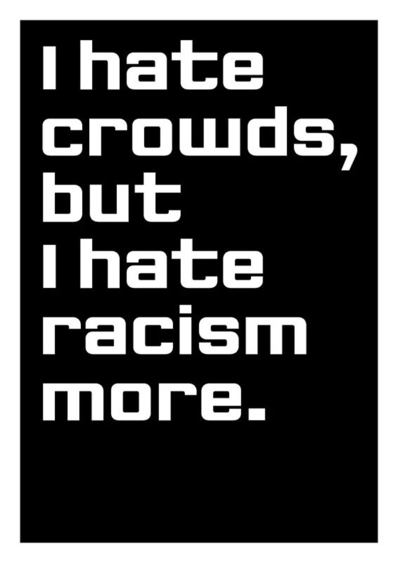 FCK RCSM PSTR é o nome de uma plataforma de posters online cuja finalidade é apoiar o movimento Black Lives Matter. Lá você pode fazer o download gratuito de posters com um visual que, algumas vezes, parece ser bem profissional e apresenta frases que clamam por justiça, igualdade e pelo fim do racismo. 