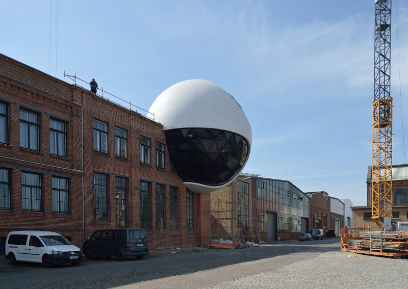 Um dos últimos projetos do mais famoso arquiteto brasileiro foi concluído no em julho de 2020 em Leipzig, na Alemanha. O projeto recebeu o nome de a esfera de Niemeyer devido a seu formato e pelo seu criador, Oscar Niemeyer, e pode ser encontrado dentro de um complexo de tecnologia e indústria no distrito de Plagwitz. Lá você vai se deparar com uma esfera tomando conta de uma das quinas de uma fábrica do século XIX chamada Kirow.