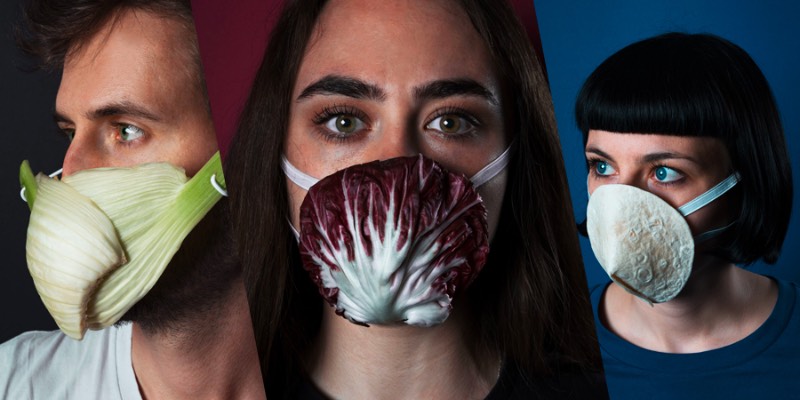 A ideia por trás das fotos de máscaras alimentares contra o Coronavírus surgiu como um desafio. O pessoal do Hej Studio queria explorar a estética de máscaras faciais que sejam mais naturais e agradáveis aquelas que associamos a ambientes mais estéreis como hospitais.