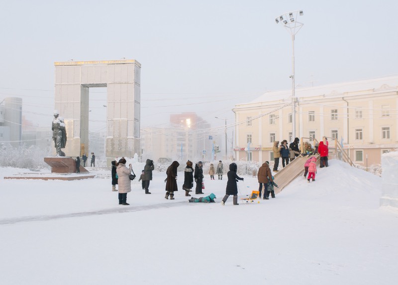 É bem interessante observar a fotografia de Alexey Vasilyev, documentando a remota região russa conhecida como Yakutia. Afinal, esse é um lugar distante de todos, mas massivo no tamanho e tão desconhecido para o mundo que precisei abrir a Wikipedia aqui para descobrir onde que é esse lugar.