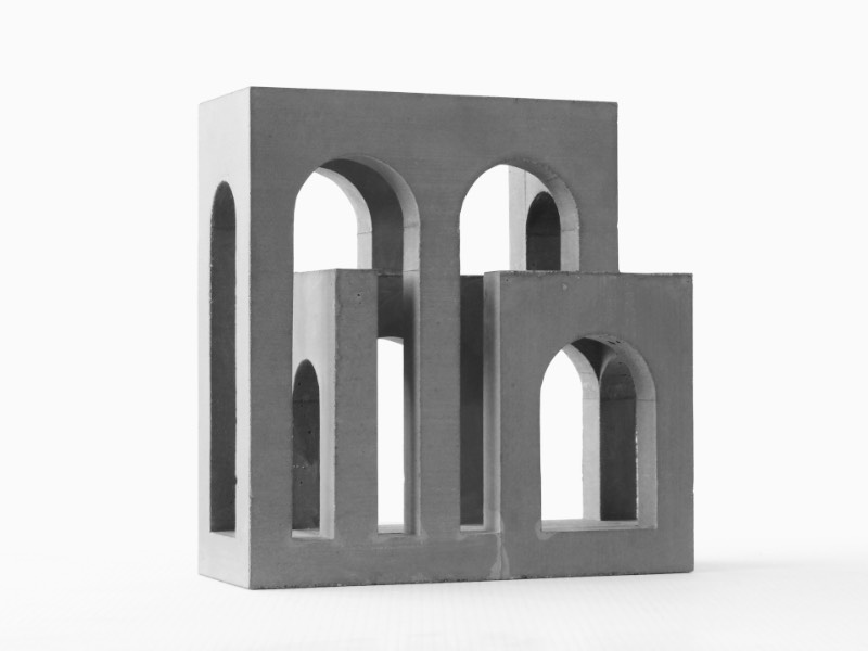 Os trabalhos de concreto de David Umemoto vivem na junção entre arquitetura e escultura. Essas peças me lembram construções brutalistas e monumentos situados em terras distantes. As imagens que surgem na minha cabeça são muitas, por isso mesmo que resolvi escrever um pouco sobre esse portfólio.