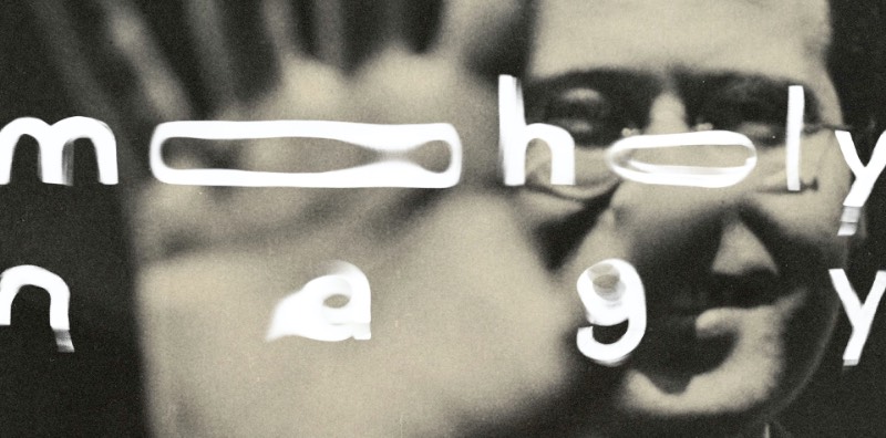 László Moholy-Nagy resolveu mudar de carreira depois da Primeira Guerra Mundial. Foi nessa época que ele conheceu Gropius e acabou indo trabalhar na Bauhaus. Essa é uma das frases que Hattula Moholy-Nagy diz no The New Bauhaus: The Life & Legacy of Moholy-Nagy, um novo documentário de Alysa Nahmias que conta a rota desse artista da Bauhaus na Alemanha até a New Bauhaus em Chicago.