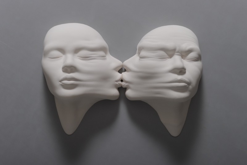 Nascido em Hong Kong em 1960, o artista Johnson Tsang trabalha utilizando técnicas de escultura muito realistas para criar imagens irreais que surgem através do uso da sua imaginação surreal. Foi isso que eu pensei quando passei alguns momentos analisando seu portfólio, mas tem horas que é complicado explicar as coisas em palavras.