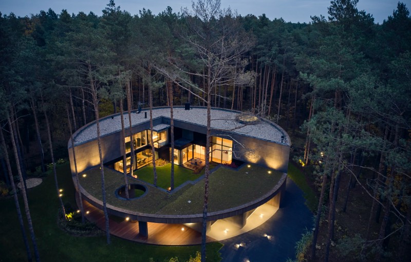 O estúdio de arquitetura Przemys?aw Olczyk Mobius Architekci construiu uma casa feita de madeira em forma de círculo, no meio das florestas ao oeste de Varsóvia, a capital da Polônia. Essa casa circular recebeu o nome de Circle Wood e foi feita como um projeto de residência privada, todo construída em madeira, com a intenção de que a casa se misture completamente com o ambiente que a cerca.