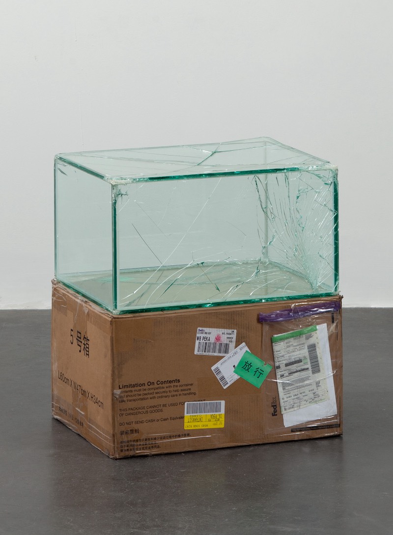 Foi em 2007 que o artista Walead Beshty começou a usar da infraestrutura de entregas da FedEx para criar uma série de obras de arte inusitadas. Para isso, ele constrói objetos de vidro que cabem perfeitamente nas caixas de remessa da FedEx e, depois, ele envia essas caixas sem qualquer proteção para museus e galerias de arte onde elas serão expostas.