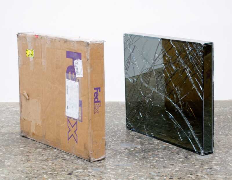 Foi em 2007 que o artista Walead Beshty começou a usar da infraestrutura de entregas da FedEx para criar uma série de obras de arte inusitadas. Para isso, ele constrói objetos de vidro que cabem perfeitamente nas caixas de remessa da FedEx e, depois, ele envia essas caixas sem qualquer proteção para museus e galerias de arte onde elas serão expostas.