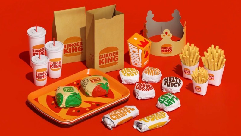 O rebranding que você pode ver aqui é a primeira mudança na marca do Burger King nos últimos 20 anos. E a ideia aqui, de acordo com o pessoal da Jones Knowles Ritchie, é voltar ao passado da empresa. Apresentando assim uma identidade visual que se assemelha bastante aquilo que foi usado pela rede de fast food entre 1969 e 1994.