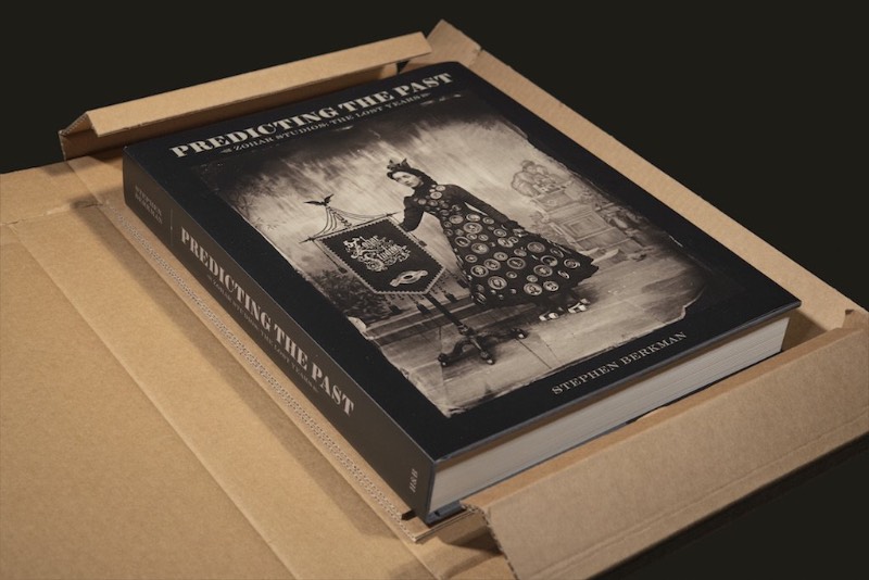 Essa exposição recebeu o nome de Predicting the Past: Zohar Studios, The Lost Years que pode ser traduzida livremente como Prevendo o passado: Os anos perdidos do Zohar Studios. Lá, você pode ver cerca de 30 fotografias diferente, grandes instalações, um armário de curiosidades e um livro que conta toda a história do Zohar Studios.