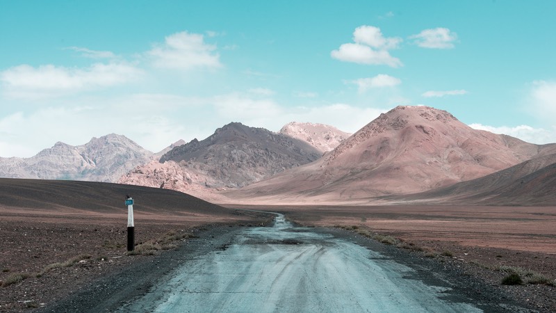 Para muitas pessoas, a Estrada do Pamir é considerada umas das jornadas mais épicas da Ásia Central e uma das trilhas mais épicas do mundo. Em 2019, o fotógrafo norueguês Øystein Sture Aspelund fez uma viagem de ida e volta na M41, como essa estrada é tecnicamente conhecida, e foi do Quirguistão até o Tajiquistão. As fotografias que você vai ver são desse longo passeio.