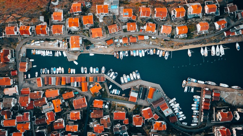 Localizando a apenas a algumas horas de onde Tobias Hägg mora, você vai encontrar um lugar quase mágico: o Arquipélago Bohuslän na Suécia. Essa região tem uma geografia particular que começa ao norte de Gotemburgo e se estende até a fronteira com a Noruega. São vastas paisagens rochosas, cercadas de milhares de lagos que coexistem de um jeito especial.