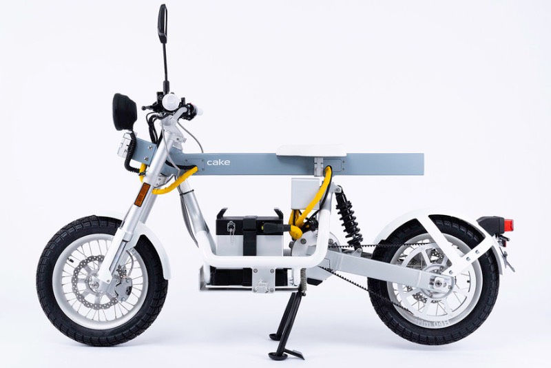 A Ösa é uma e-bike diferente daquelas que costumamos ver por aí. Primeiro porque ela é uma bicicleta elétrica utilitária que foi feita para transportar tudo que você considera como carga. De pranchas de surfe até pedaços de madeira, passando por serras de corte e até uma outra bicicleta.