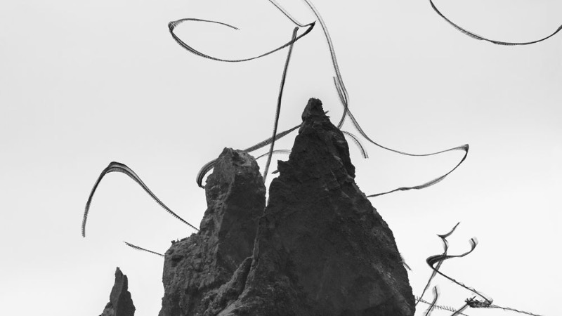 Através de vários anos de fotografia, Xavi Bou tem usado de suas câmeras para documentar através de longas exposições, toda a beleza dos padrões de voos dos pássaros. Esse projeto recebeu o nome de Ornitographies e é lá que você verá as imagens abstratas que são criadas pelos pássaros.