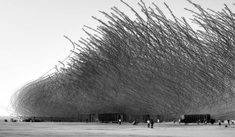 Através de vários anos de fotografia, Xavi Bou tem usado de suas câmeras para documentar através de longas exposições, toda a beleza dos padrões de voos dos pássaros. Esse projeto recebeu o nome de Ornitographies e é lá que você verá as imagens abstratas que são criadas pelos pássaros.