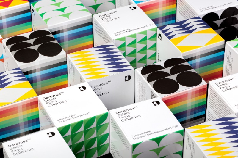 Trabalhando em cima desse lado modular, o pessoal da Plácida acabou criando um sistema visual flexível que pudesse ser utilizado no catálogo de produtos da Derprosa. Essa identidade visual é repleta de cores e formas diferentes, o que acaba conferindo um aspecto único a cada um dos produtos da empresa. Além disso, a identidade visual é flexível o suficiente para que novas formas sejam criadas para novos produtos. Mantendo assim uma identidade visual baseada na codificação única de cada produto que evolui de um contexto maior. 