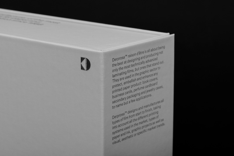 Trabalhando em cima desse lado modular, o pessoal da Plácida acabou criando um sistema visual flexível que pudesse ser utilizado no catálogo de produtos da Derprosa. Essa identidade visual é repleta de cores e formas diferentes, o que acaba conferindo um aspecto único a cada um dos produtos da empresa. Além disso, a identidade visual é flexível o suficiente para que novas formas sejam criadas para novos produtos. Mantendo assim uma identidade visual baseada na codificação única de cada produto que evolui de um contexto maior. 