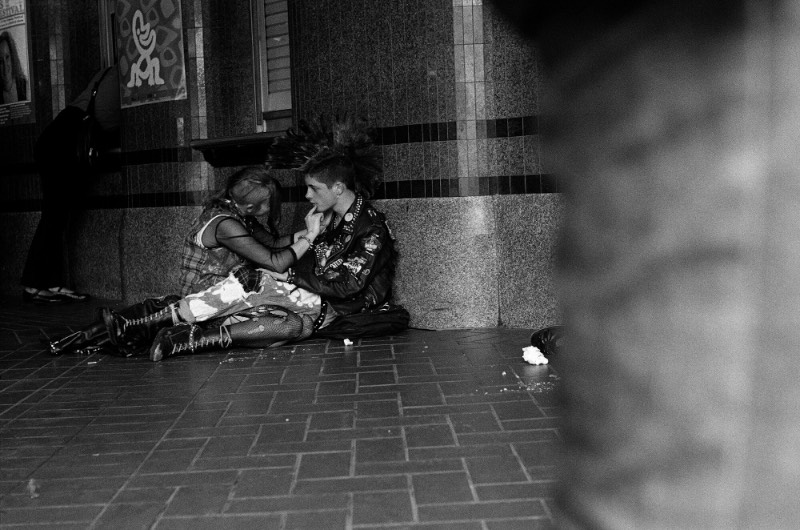 Quando Jesse Marlow estava estudando fotografia, seu professor de fotojornalismo sempre mandava seus alunos para a rua com um briefing aberto e com a tarefa simples e observar o mundo ao seu redor. Essas caminhadas fotográficas tinham o objetivo de abrir a mente dos alunos para explorar a cidade de forma visual.