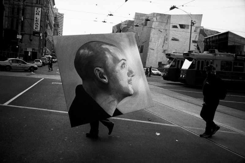 Quando Jesse Marlow estava estudando fotografia, seu professor de fotojornalismo sempre mandava seus alunos para a rua com um briefing aberto e com a tarefa simples e observar o mundo ao seu redor. Essas caminhadas fotográficas tinham o objetivo de abrir a mente dos alunos para explorar a cidade de forma visual.