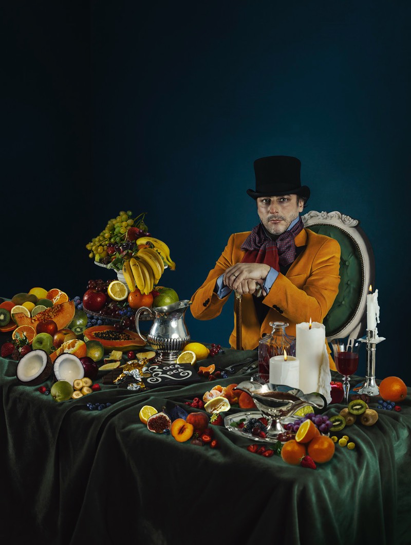 Lídia Vives é uma artista visual e fotógrafa radicada em Barcelona, na Espanha. Seu trabalho de fotografia já foi publicada em diversas famosas revistas como a Vogue Itália e Esquire. Além disso, seu trabalho também há apareceu em inúmeras galerias, feiras de arte e museus, incluindo aí até o Louvre em Paris.
