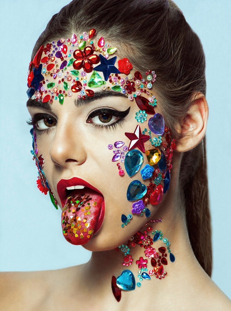 Lídia Vives é uma artista visual e fotógrafa radicada em Barcelona, na Espanha. Seu trabalho de fotografia já foi publicada em diversas famosas revistas como a Vogue Itália e Esquire. Além disso, seu trabalho também há apareceu em inúmeras galerias, feiras de arte e museus, incluindo aí até o Louvre em Paris.