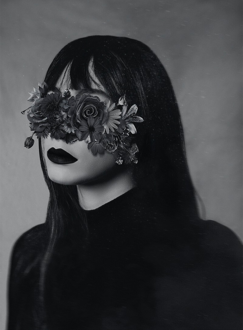 Lídia Vives é uma artista visual e fotógrafa radicada em Barcelona, na Espanha. Seu trabalho de fotografia já foi publicada em diversas famosas revistas como a Vogue Itália e Esquire. Além disso, seu trabalho também há apareceu em inúmeras galerias, feiras de arte e museus, incluindo aí até o Louvre em Paris.