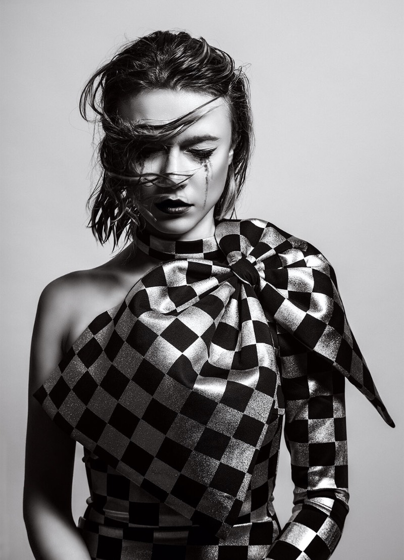 Lídia Vives é uma artista visual e fotógrafa radicada em Barcelona, na Espanha. Seu trabalho de fotografia já foi publicada em diversas famosas revistas como a Vogue Itália e Esquire. Além disso, seu trabalho também há apareceu em inúmeras galerias, feiras de arte e museus, incluindo aí até o Louvre em Paris.