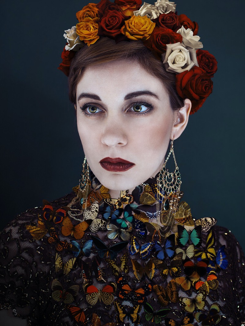 Lídia Vives é uma artista visual e fotógrafa radicada em Barcelona, na Espanha. Seu trabalho de fotografia já foi publicada em diversas famosas revistas como a Vogue Itália e Esquire. Além disso, seu trabalho também há apareceu em inúmeras galerias, feiras de arte e museus, incluindo aí até o Louvre em Paris.