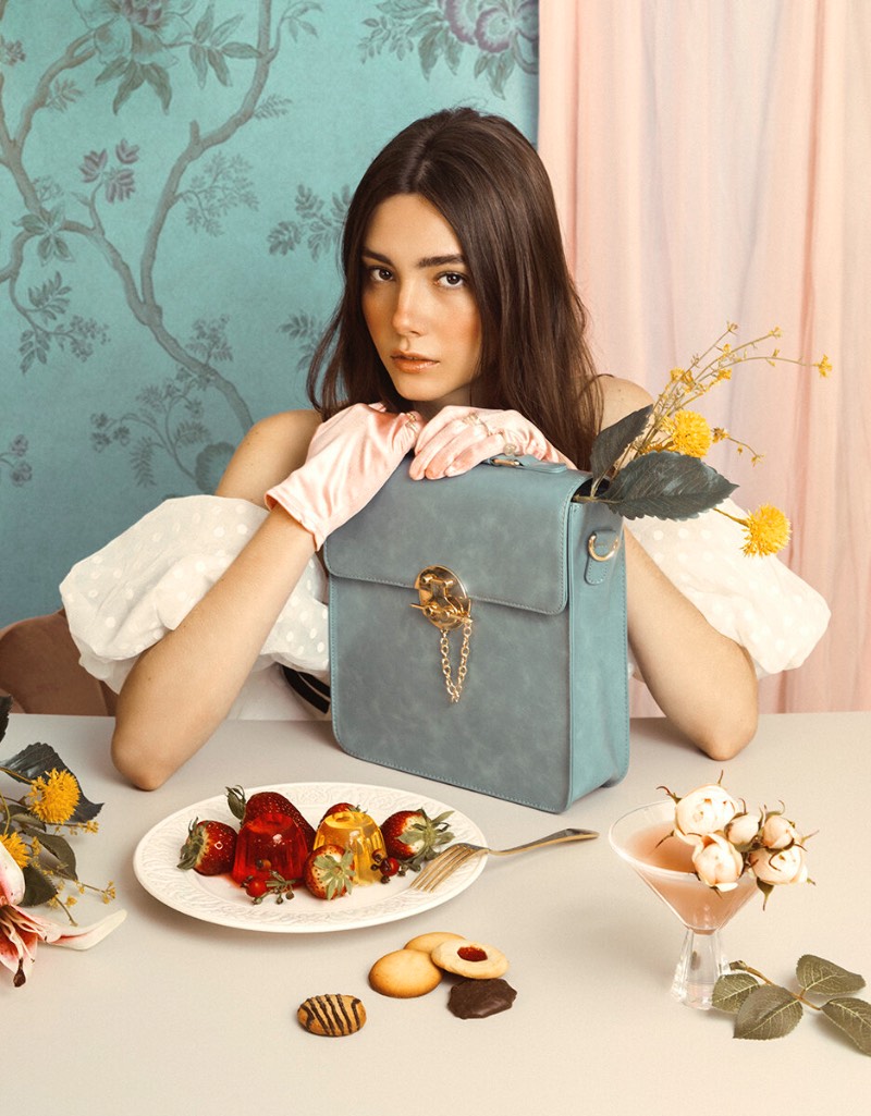 Lídia Vives é uma artista visual e fotógrafa radicada em Barcelona, na Espanha. Seu trabalho de fotografia já foi publicada em diversas famosas revistas como a Vogue Itália e Esquire. Além disso, seu trabalho também há apareceu em inúmeras galerias, feiras de arte e museus, incluindo aí até o Louvre em Paris.