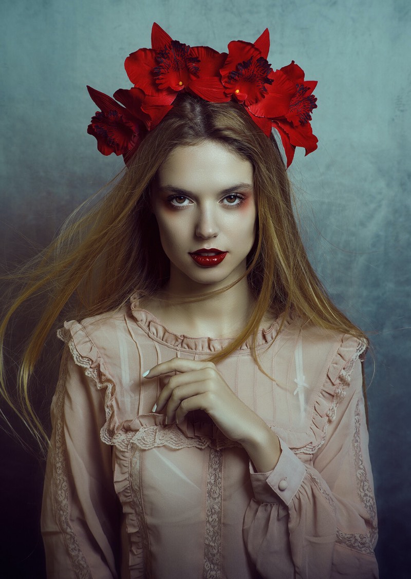 Lídia Vives é uma artista visual e fotógrafa radicada em Barcelona, na Espanha. Seu trabalho de fotografia já foi publicada em diversas famosas revistas como a Vogue Itália e Esquire. Além disso, seu trabalho também há apareceu em inúmeras galerias, feiras de arte e museus, incluindo aí até o Louvre em Paris.