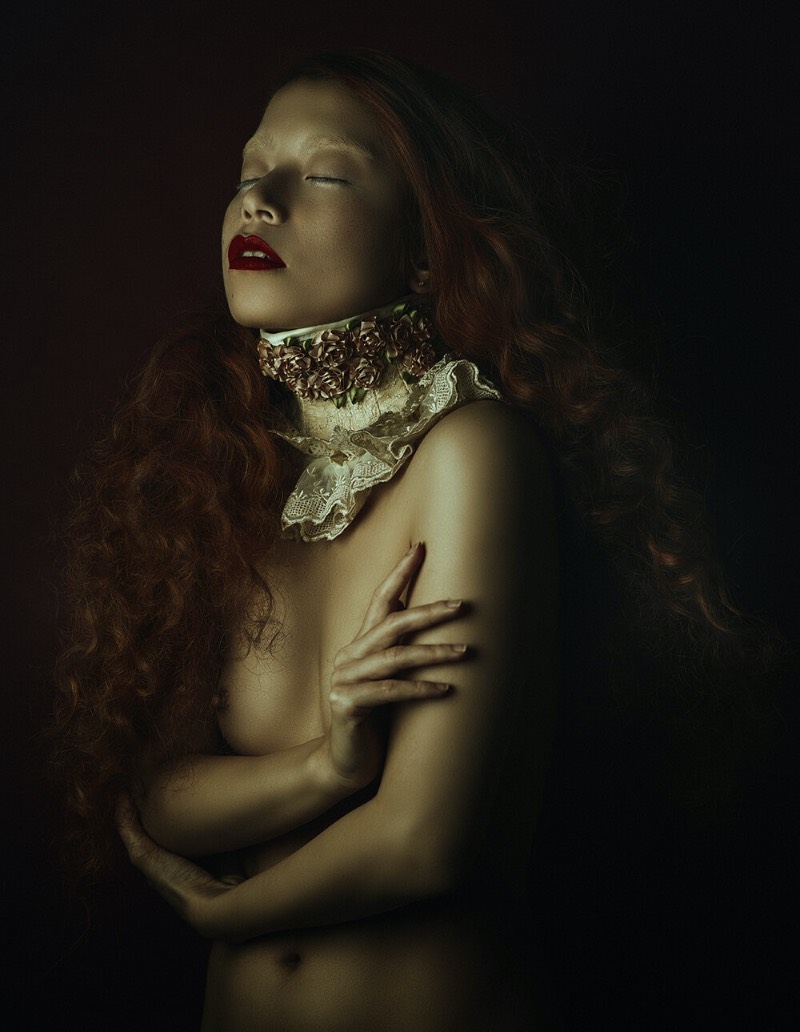 Lídia Vives é uma artista visual e fotógrafa radicada em Barcelona, na Espanha. Seu trabalho de fotografia já foi publicada em diversas famosas revistas como a Vogue Itália e Esquire. Além disso, seu trabalho também há apareceu em inúmeras galerias, feiras de arte e museus, incluindo aí até o Louvre em Paris.