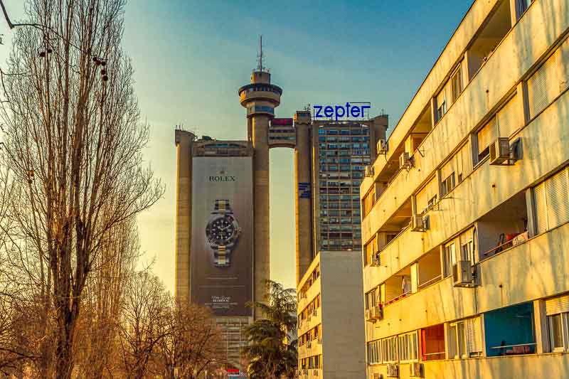 O Western City Gate, também conhecido como Genex Tower ou Kula Geneks em sérvio, é um enorme arranha-céu em Belgrado e pode ser visto de toda a cidade. Esse prédio de 35 andares é um ícone do brutalismo arquitetônico com suas duas torres conectadas e até mesmo um restaurante giratório que parece uma coroa sobre tudo.