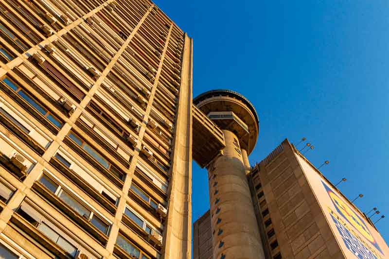 O Western City Gate, também conhecido como Genex Tower ou Kula Geneks em sérvio, é um enorme arranha-céu em Belgrado e pode ser visto de toda a cidade. Esse prédio de 35 andares é um ícone do brutalismo arquitetônico com suas duas torres conectadas e até mesmo um restaurante giratório que parece uma coroa sobre tudo.