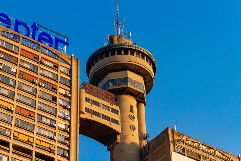 O Western City Gate, também conhecido como Genex Tower ou Kula Geneks em sérvio, é um enorme arranha-céu em Belgrado e pode ser visto de toda a cidade. Esse prédio de 35 andares é um ícone do brutalismo arquitetônico com suas duas torres conectadas e até mesmo um restaurante giratório que parece uma coroa sobre tudo.