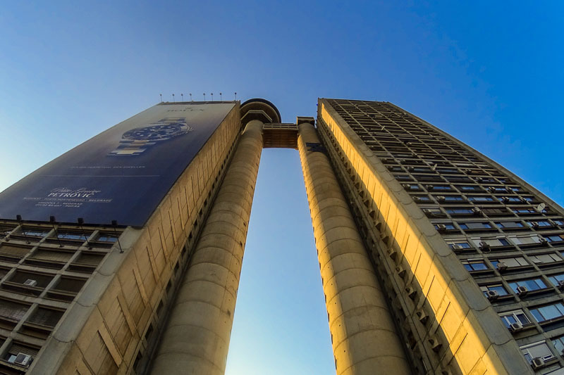 O Western City Gate, também conhecido como Genex Tower ou Kula Geneks em sérvio, é um enorme arranha-céu em Belgrado e pode ser visto de toda a cidade. Esse prédio de 35 andares é um ícone do brutalismo arquitetônico com suas duas torres conectadas e até mesmo um restaurante giratório que parece uma coroa sobre tudo.