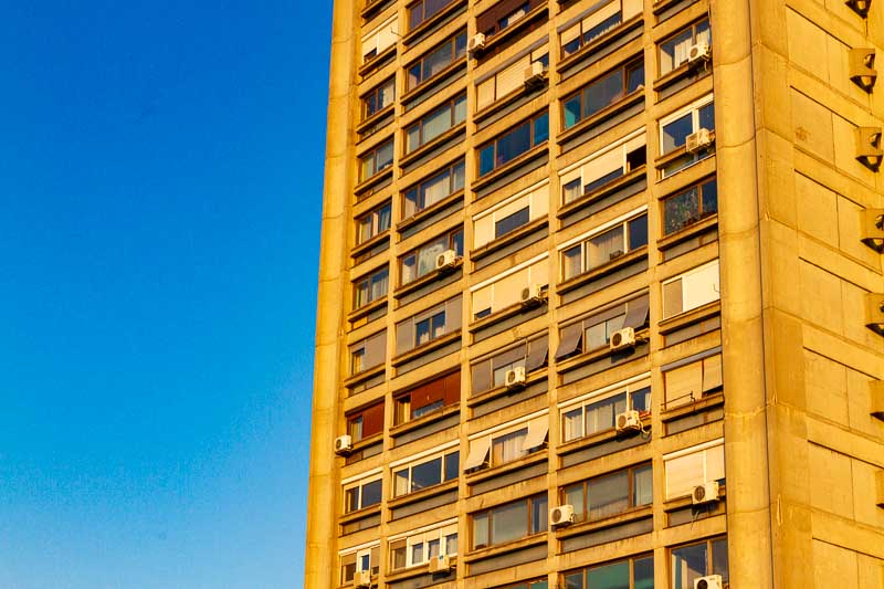 O Western City Gate, também conhecido como Genex Tower ou Kula Geneks em sérvio, é um enorme arranha-céu em Belgrado e pode ser visto de toda a cidade. Esse prédio de 35 andares é um ícone do brutalismo arquitetônico com suas duas torres conectadas e até mesmo um restaurante giratório que parece uma coroa sobre tudo.