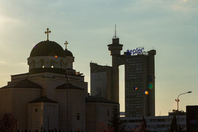 O Western City Gate, também conhecido como Genex Tower ou Kula Geneks em sérvio, é um enorme arranha-céu em Belgrado e pode ser visto de toda a cidade. Esse prédio de 35 andares é um ícone do brutalismo arquitetônico com suas duas torres conectadas e até mesmo um restaurante giratório que parece uma coroa sobre tudo.