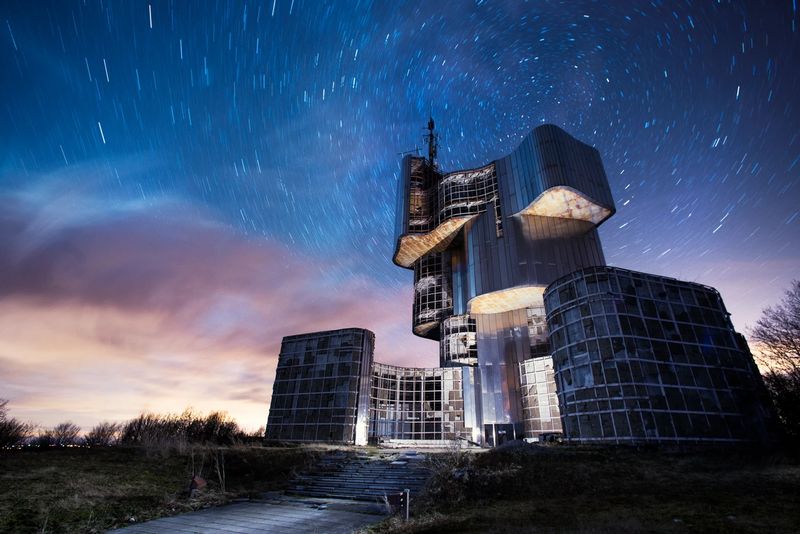 A designer e fotógrafa Yang Xiao trabalha desfazendo a linha entre fantasia e realidade na sua série de fotos que receberam o nome de Monumentos Eternos no Escuro, do inglês Eternal Monuments in the Dark. Esse projeto é centrado na arquitetura brutalista e no modernismo soviético que existe em muitos dos países do leste europeu. 