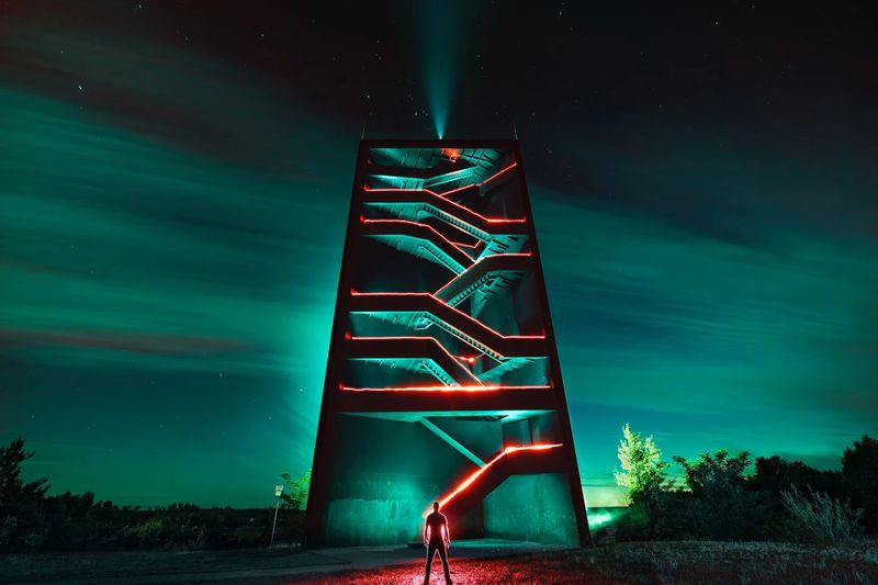 A designer e fotógrafa Yang Xiao trabalha desfazendo a linha entre fantasia e realidade na sua série de fotos que receberam o nome de Monumentos Eternos no Escuro, do inglês Eternal Monuments in the Dark. Esse projeto é centrado na arquitetura brutalista e no modernismo soviético que existe em muitos dos países do leste europeu. 